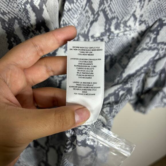 Kut from the Kloth Sinclaire Snake Print Button Up Blouse Women's Size Small - Picture 8 of 11